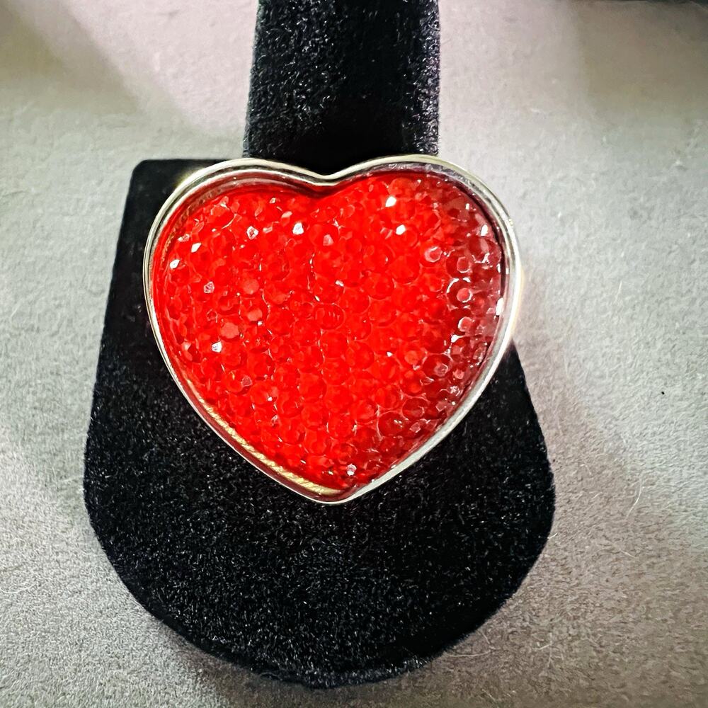 Vintage Silver Tone Red Heart Crystal Bezel Set Stretch Band Cocktail Ring 9